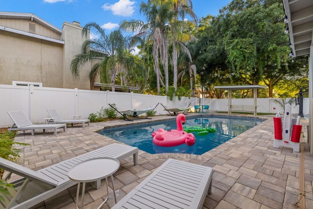Hot Tub ~ Sportscourt ~ Game Room ~ 5 min to Beach!