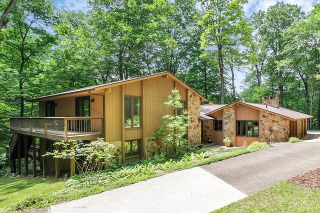 Salt Run Retreat| Trails, Decks, & Screened Porch — Granville, OH