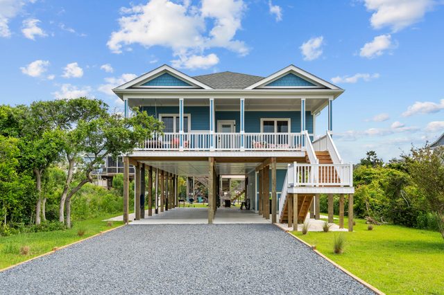 2min Walk to Beach w Hot Tub, Centrally Located!