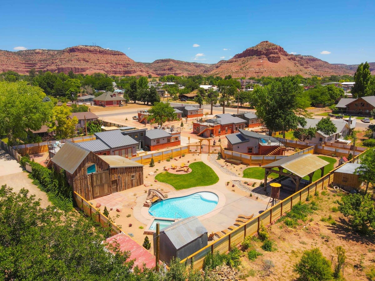 Swim & Stargaze in Kanab! Timber + Tin H 2BR 2BA, Resort Pool & Hot Tub