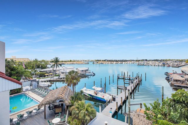 Waterfront Dock Pool Condo Near Duval St Pet OK