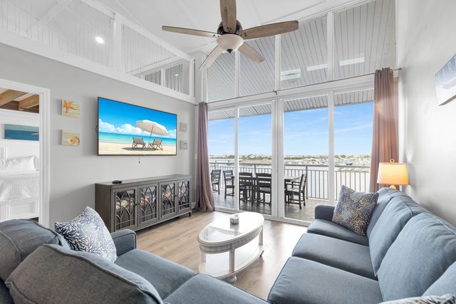 Penthouse Waterfront Dock Pool Condo Near Duval St — Key West, FL