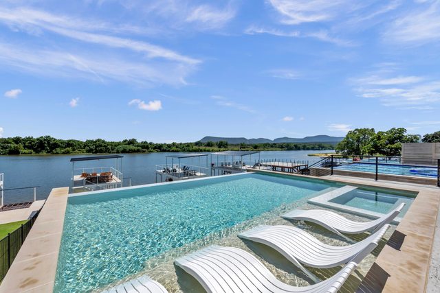 The Enclave | Kid's Play Zone | Game Room | Infinity Pool + Spa | 9 Mi to Winery — Kingsland, TX
