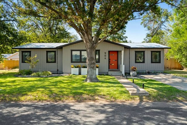 Orange You Glad | 3 BR | Hot Tub | Firepit