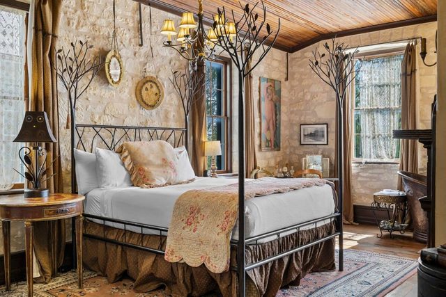 Romantic 1BR Suite on Main Street | Prime location
