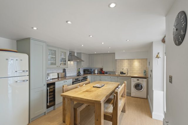 Modern Townhouse with Private Parking, Dartmouth