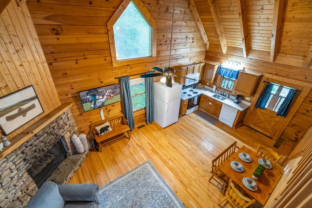 10 Mins from PF, Pool, HotTub, Fishing, Pool Table — Sevierville, TN