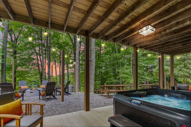 5 Min to Hatley Pointe! Après Ski~HotTub~FirePit
