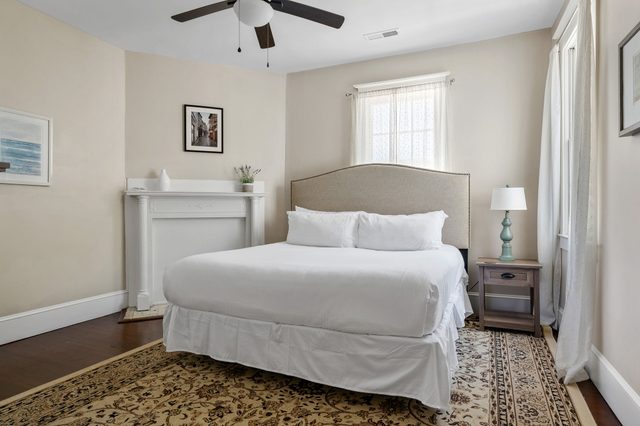 The Jasmine Suite Stylish 3BR Walk to King!