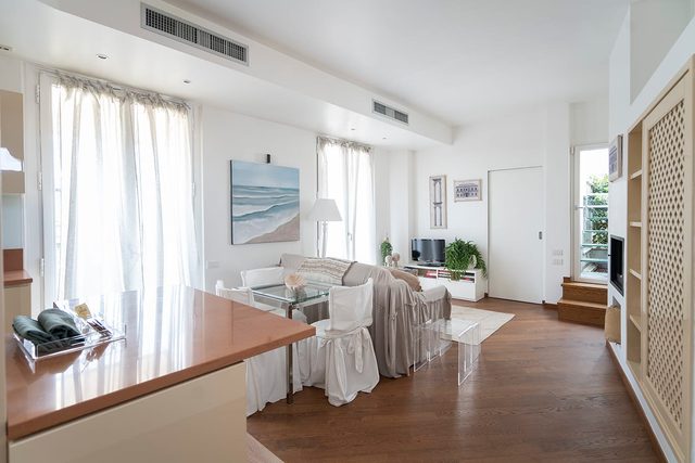 Bright Apt with terrace -near Duomo