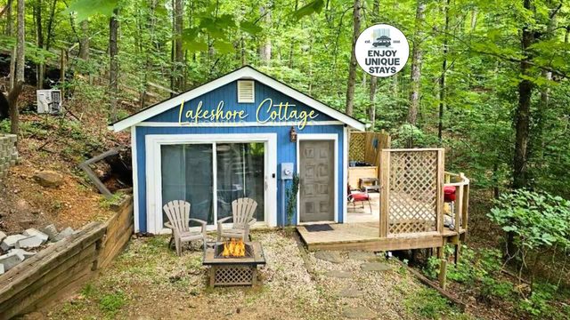 Cottage by the lakeshore with a private hot tub!