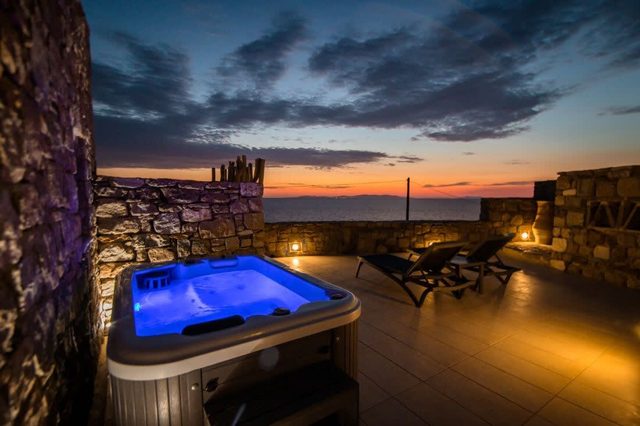 Romantic Mykonian Oasis Suite w Jacuzzi & Sea View