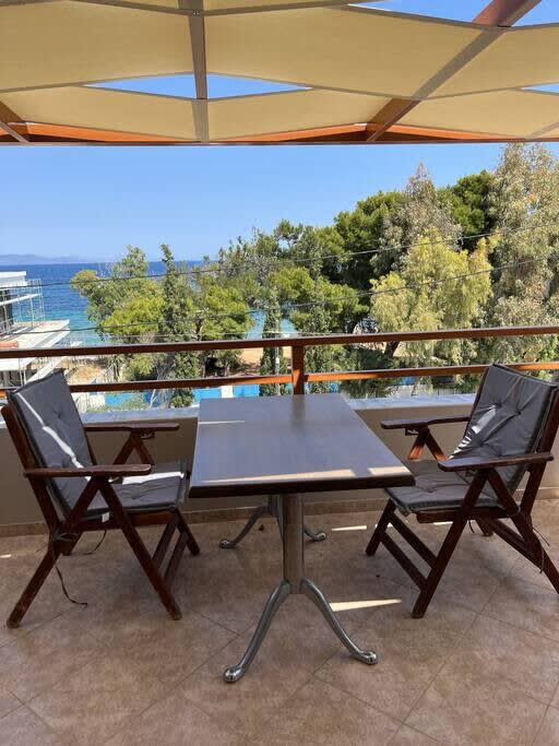 Cozy Second floor apt in Artemida with sea view