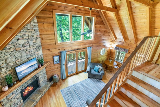 10 minutes to PF/Pool/Hot Tub/Fishing/Serene deck — Sevierville, TN