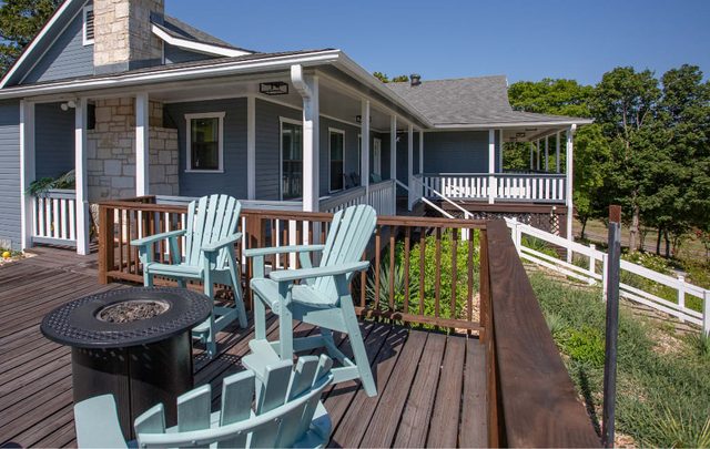 Large patio and hot tub near wine country — Fredericksburg, TX