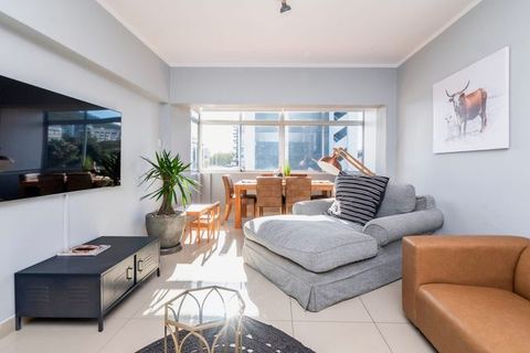 Modern Oasis: Family Apartment in Sea Point