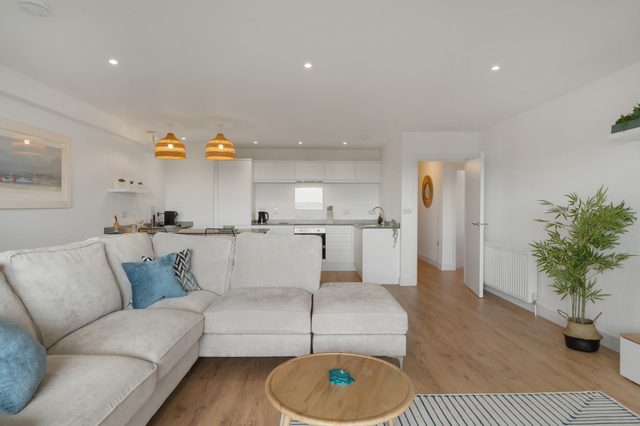Modern Apartment, Balcony with Sea Views & Parking