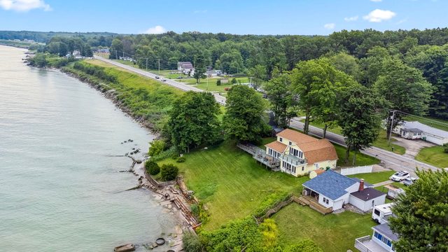Lake Erie Getaway - Sunset Deck + Near GOTL Strip — Geneva, OH