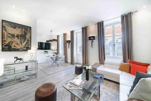 3 bedroom: Oliver - Stunning flat next to Palais