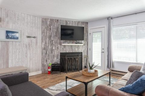 Ski-In/Ski-Out Condo w/ Fireplace & Hot Tub Access