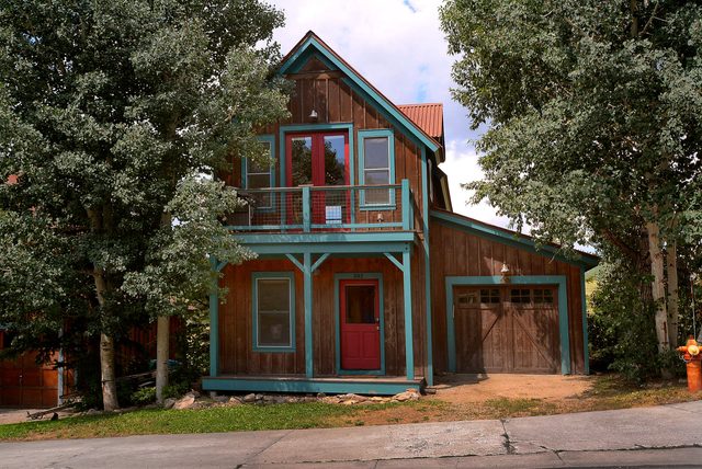 Horseshoe House, Close to shuttle, Pitchfork.