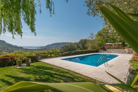 Beautiful villa with private garden and pool — Costermano, Veneto