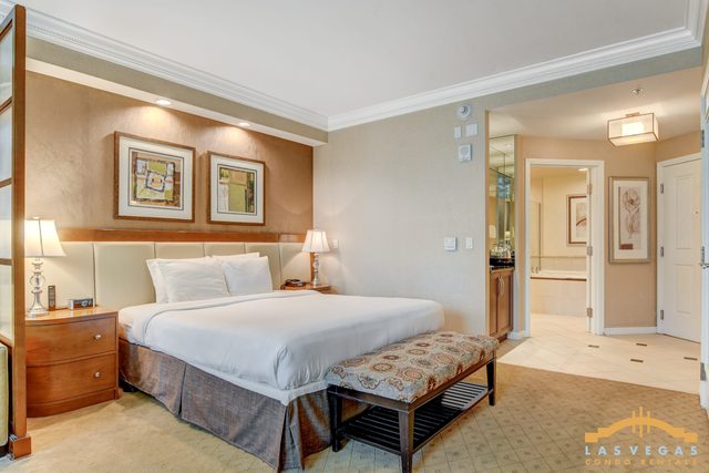Strip View Jacuzzi Studio - Free Pool & Parking