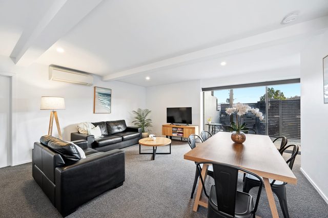 "The Retreat" with car park 10 min to CBD/Airport.