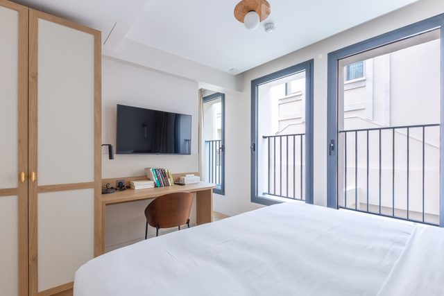 Opera - 2 Bedroom / 2 living rooms Balcony apart.