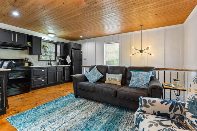 Bare Feet Bungalow - Close to beach & dog friendly — Gulfport, MS