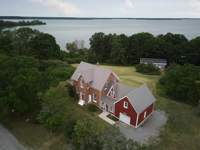 5 Bdrm w private beach amazing lake views — Prince Edward, Ontario