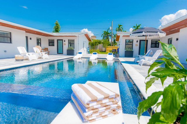 The Palm @ Naples Boutique | Walk to Beaches!