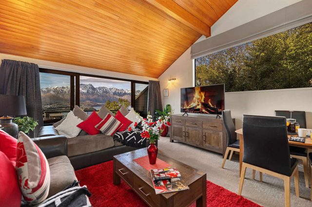 SPACIOUS ALPINE LAKE VIEW SPA TOWNHOUSE WALK TO TOWN