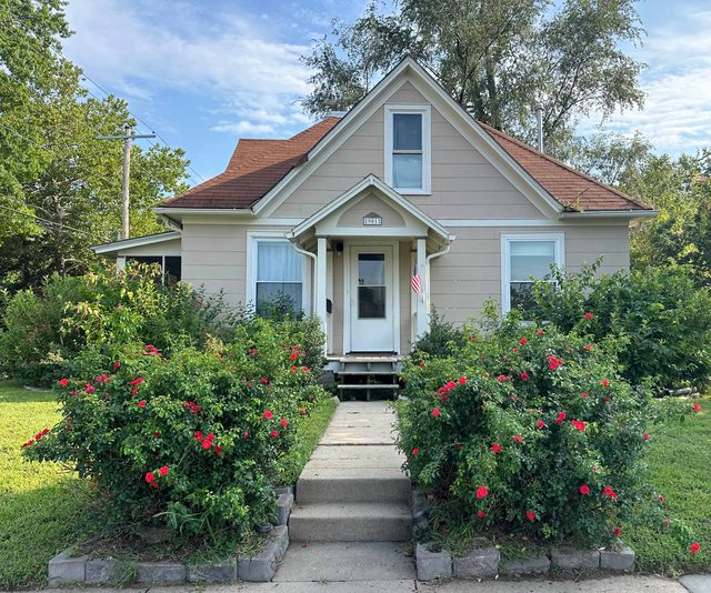 Pet-friendly 2BR with fenced yard near K-State
