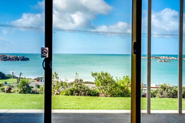 The Dolphins 1 – Beachfront Holiday Apartment | 1/10 Strangways Terrace