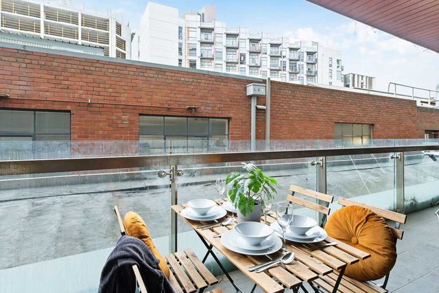 A Spacious & Cozy 2BR Apt Near Melbourne Uni