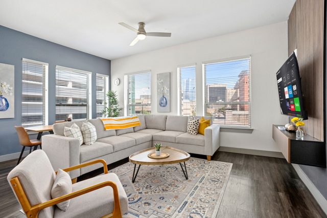 Luxe Flat w/ Pool & Free Parking•Walk to Riverwalk