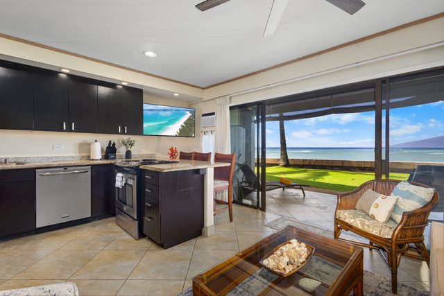 Direct Oceanfront Beach Pohailani Studio — Lahaina, HI