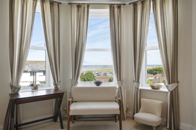 Modern Apartment, Private Parking, Walk to Beach!