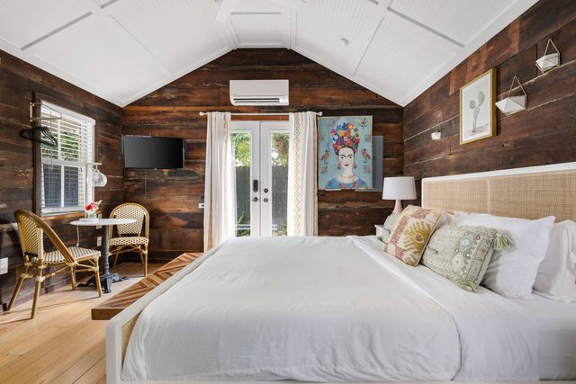 Saint Phillip Charmer | King Studio Bungalow