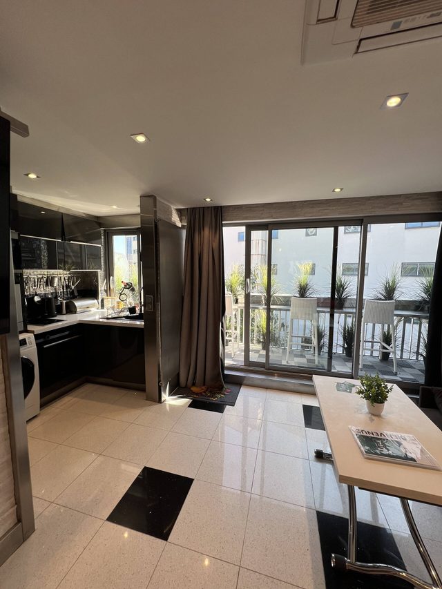 Modern and Sophisticated Apartment with Balcony