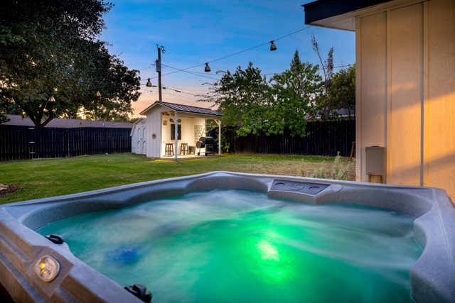 Home & Vine - Hot Tub, Fire Pit & Cowboy Pool