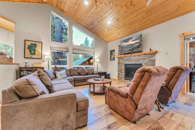 Kings Beach Retreat: Hot Tub, Walk to Beach