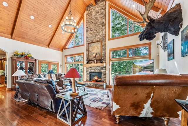 Luxurious 5BDR Getaway w/ Hot Tub & Mountain Views