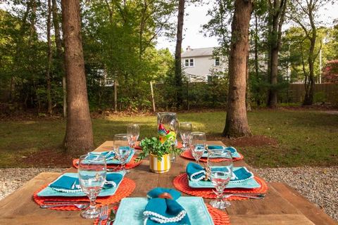 Minutes to Beach, Expansive backyard!