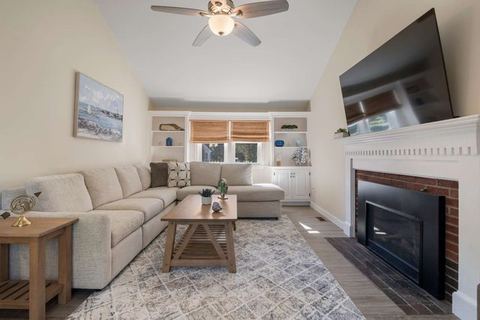 Close to Craigville Beach, Private Patio and Backyard!