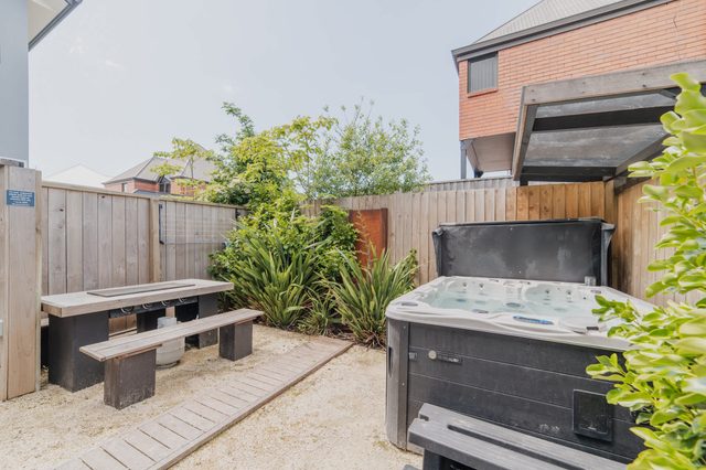 Modern Christchurch 2BR | Spa + Parking