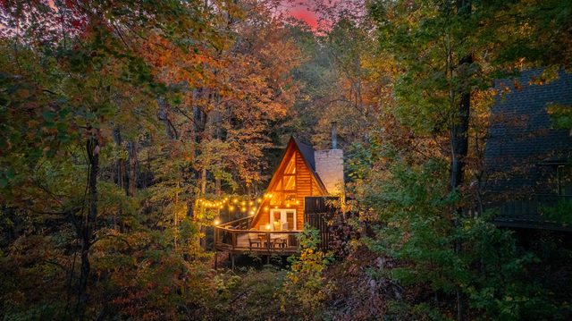 Near DTWN, 1Mile to SKI, MTN Views, HotTub,A-Frame — Gatlinburg, TN