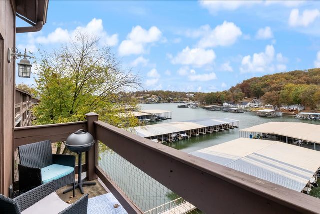 Lakefront Condo Indoor pool, sauna, & pickle ball!