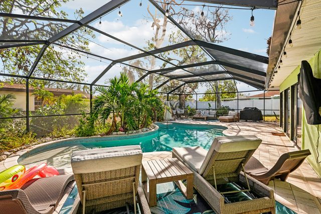 4 Br Bradenton Home~Private Pool, Outdoor Bar, W/D